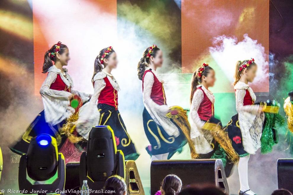 Imagem de meninas no palco após uma apresentação na Festa de Quiririm.